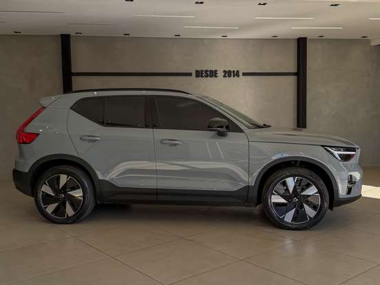 VOLVO-EX40-2025