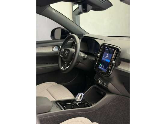 VOLVO-EX40-2025