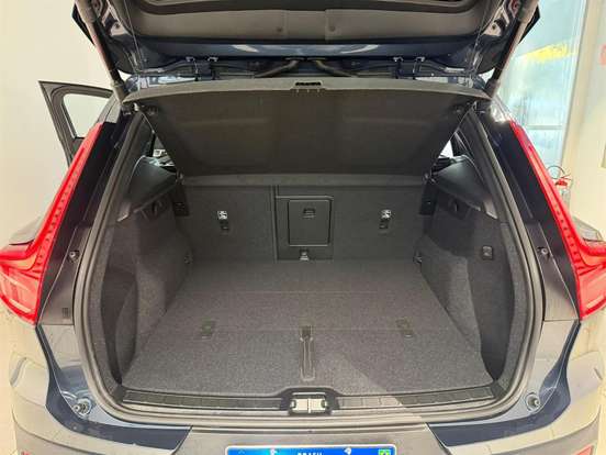 VOLVO-EX40-2025