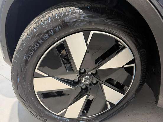 VOLVO-EX40-2025