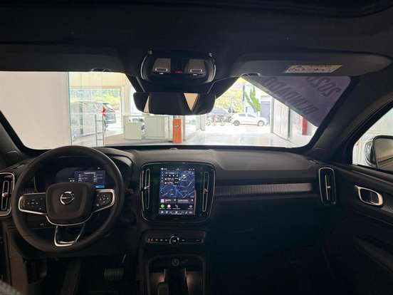 VOLVO-EX40-2025