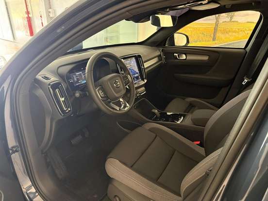 VOLVO-EX40-2025
