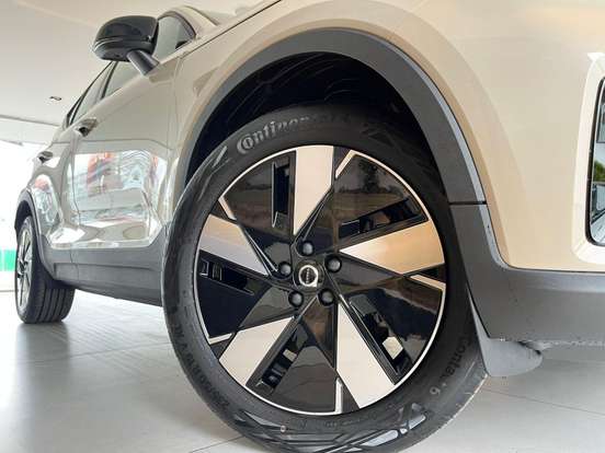 VOLVO-EX40-2026