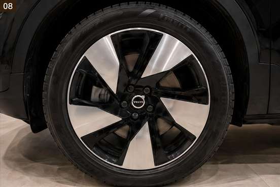 VOLVO-EX40-2025