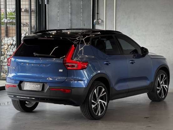 VOLVO-XC40-2021