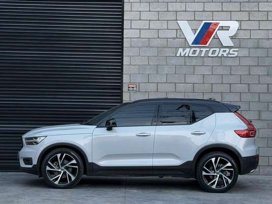 VOLVO-XC40-2019