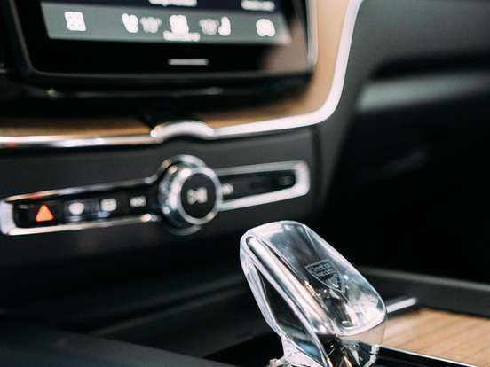 VOLVO-XC60-2025