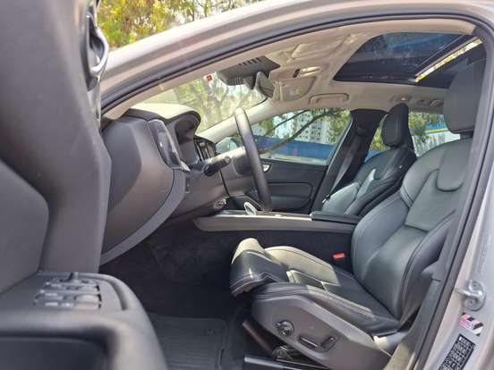 VOLVO-XC60-2023