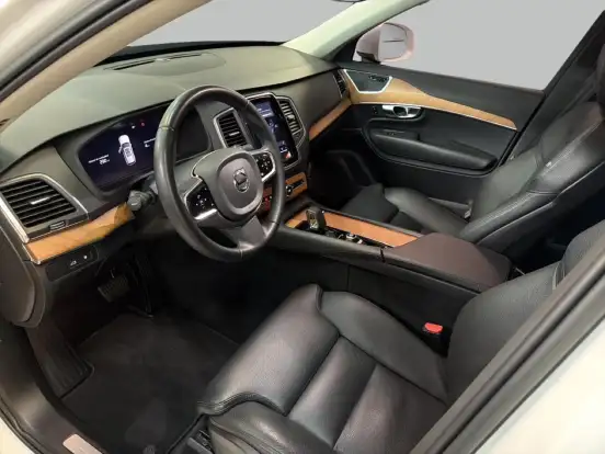 VOLVO-XC90-2023