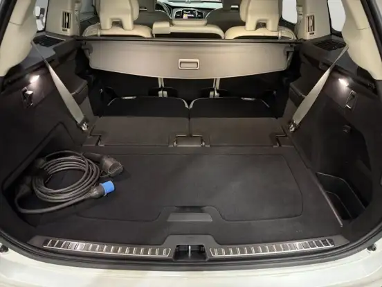 VOLVO-XC90-2023