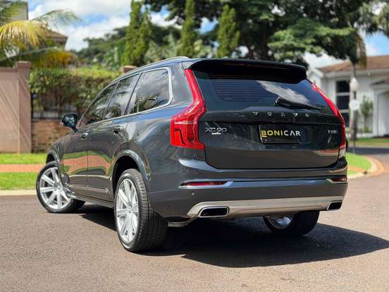VOLVO-XC90-2017