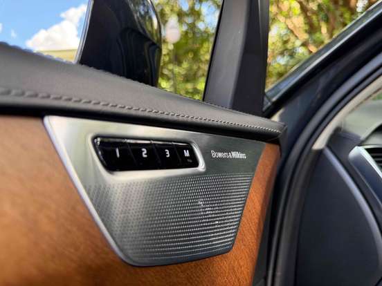 VOLVO-XC90-2017