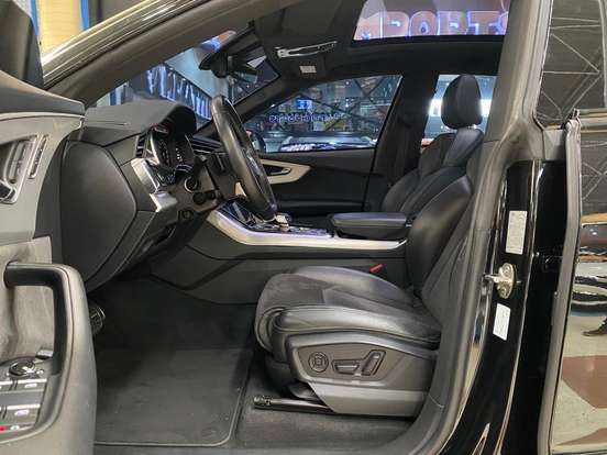 AUDI-Q8-2021