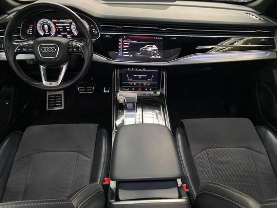 AUDI-Q8-2021