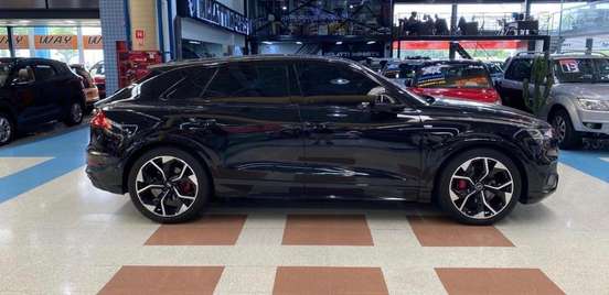 AUDI-Q8-2021