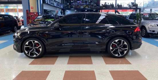 AUDI-Q8-2021