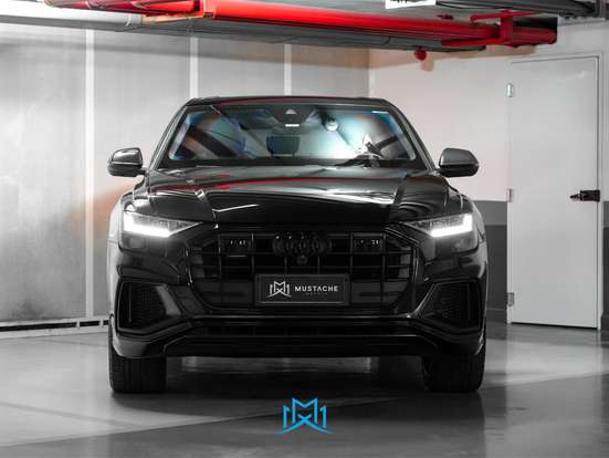 AUDI-Q8-2021