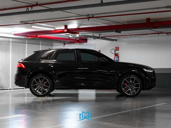 AUDI-Q8-2021