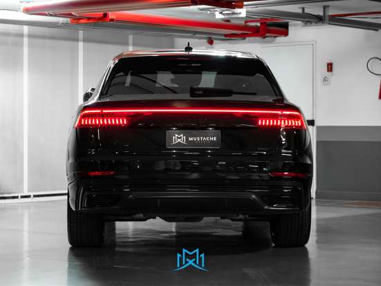 AUDI-Q8-2021