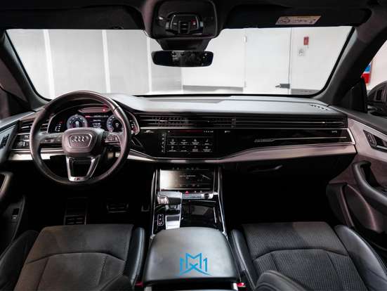 AUDI-Q8-2021
