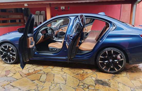 BMW-320i-2022