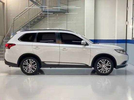 MITSUBISHI-OUTLANDER-2.0 16V GASOLINA 4P AUTOMÁTICO MITSUBISHI-OUTLANDER-2015
