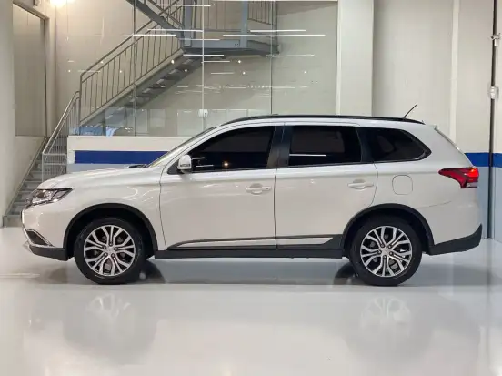 MITSUBISHI-OUTLANDER-2015
