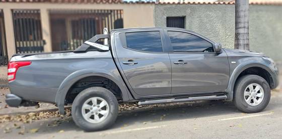 MITSUBISHI L200 TRITON 2.4 16V TURBO DIESEL SPORT GLS CD 4P 4X4 AUTOMÁTICO