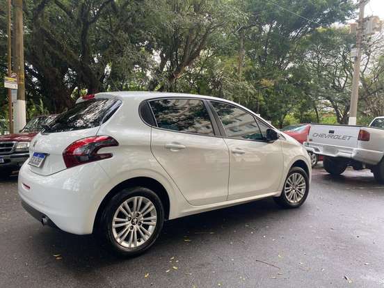 PEUGEOT-208-2018