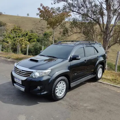 TOYOTA HILUX SW4 3.0 SRV 4X4 7 LUGARES 16V TURBO INTERCOOLER DIESEL 4P AUTOMÁTICO