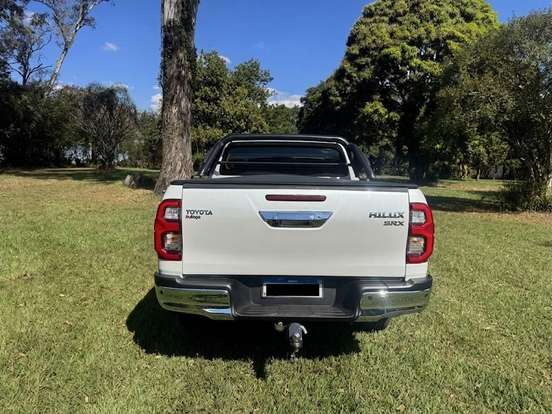 TOYOTA-HILUX-2.8 D-4D TURBO DIESEL CD SRX 4X4 AUTOMÁTICO TOYOTA-HILUX-2023