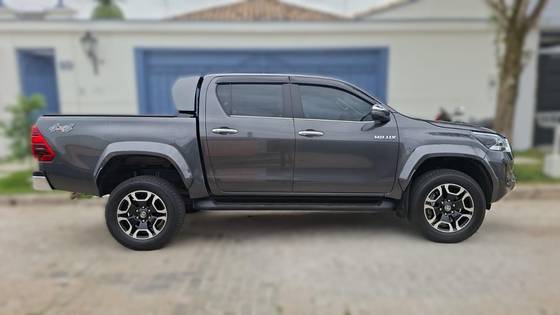 TOYOTA HILUX 2.8 D-4D TURBO DIESEL CD SRX PLUS 4X4 AUTOMÁTICO