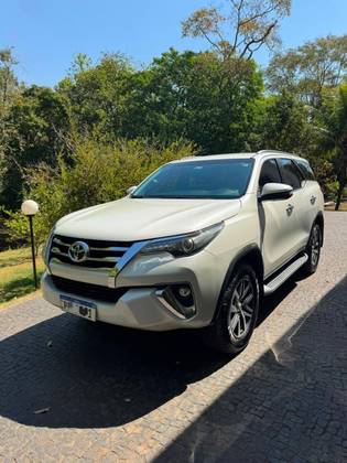 TOYOTA HILUX SW4 2.8 SRX 4X4 7 LUGARES 16V TURBO INTERCOOLER DIESEL 4P AUTOMÁTICO