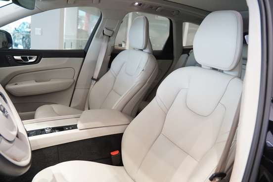 VOLVO-XC60-2021