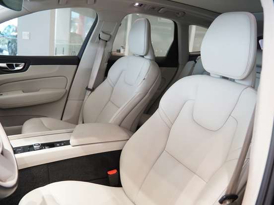VOLVO-XC60-2.0 D5 DIESEL MOMENTUM AWD GEARTRONIC VOLVO-XC60-2021