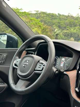 VOLVO-XC60-2020