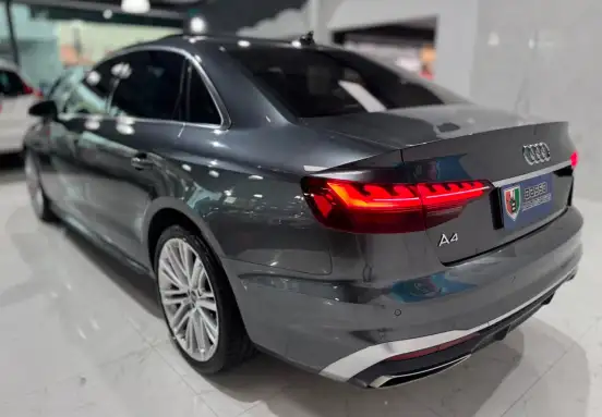 AUDI-A4-2022