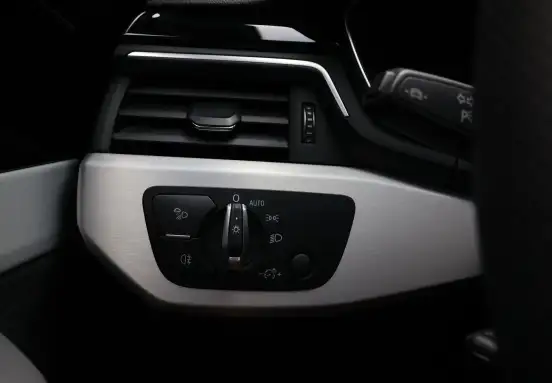 AUDI-A4-2023