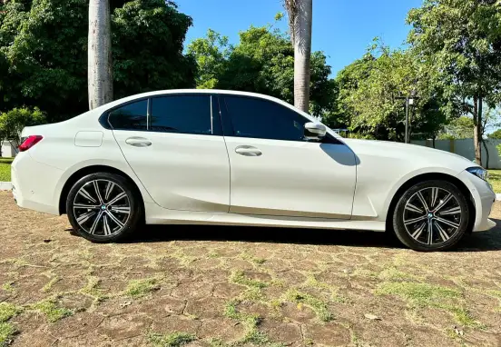 BMW-320i-2022
