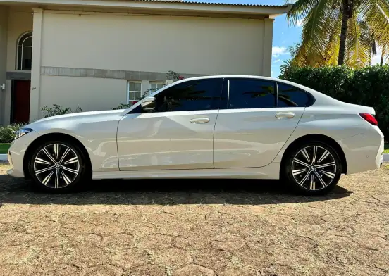 BMW-320i-2022