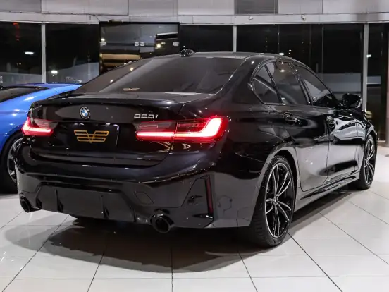 BMW-320i-2023
