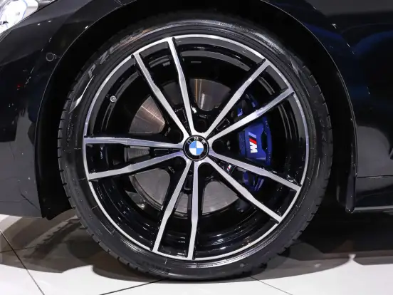 BMW-320i-2023
