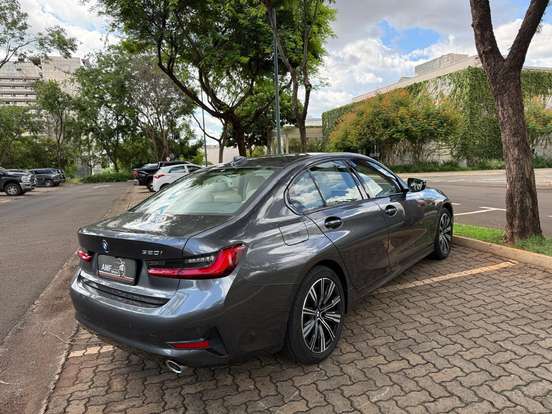 BMW-320i-2020