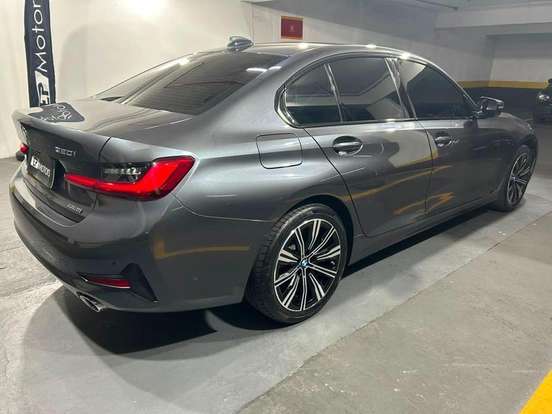 BMW-320i-2020