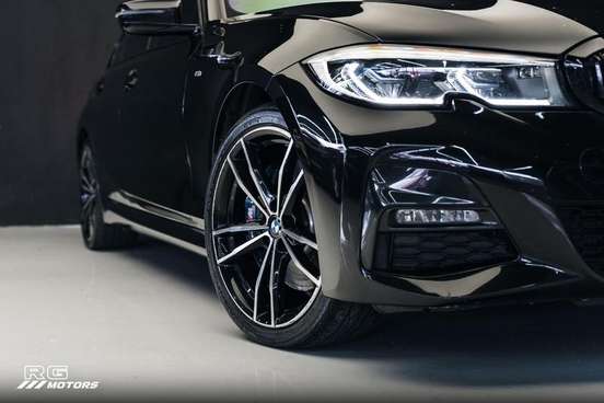 BMW-330e-2021