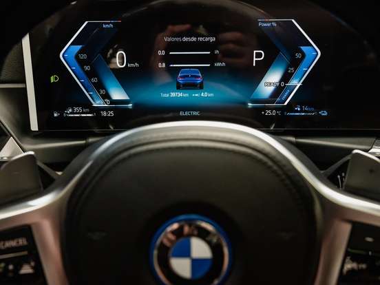 BMW-330e-2023