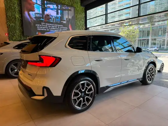 BMW-iX1-2023