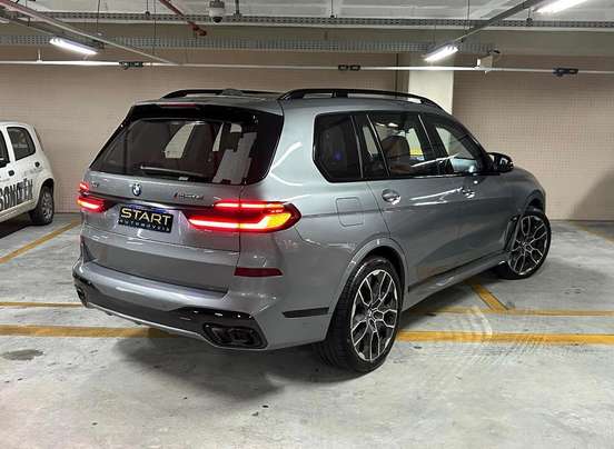 BMW-X7-2024