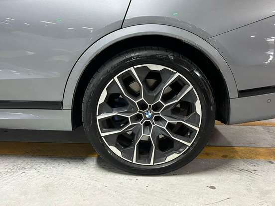 BMW-X7-2024
