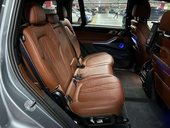 BMW-X7-2024